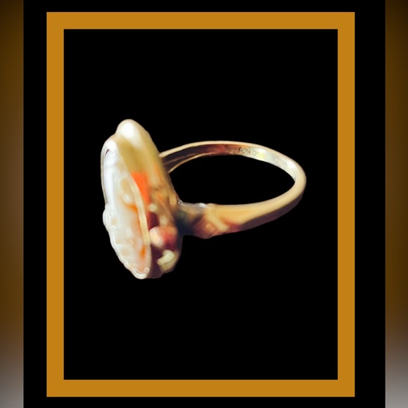 Vintage 10K Yellow Gold Cameo Ring - Picture 6 of 9